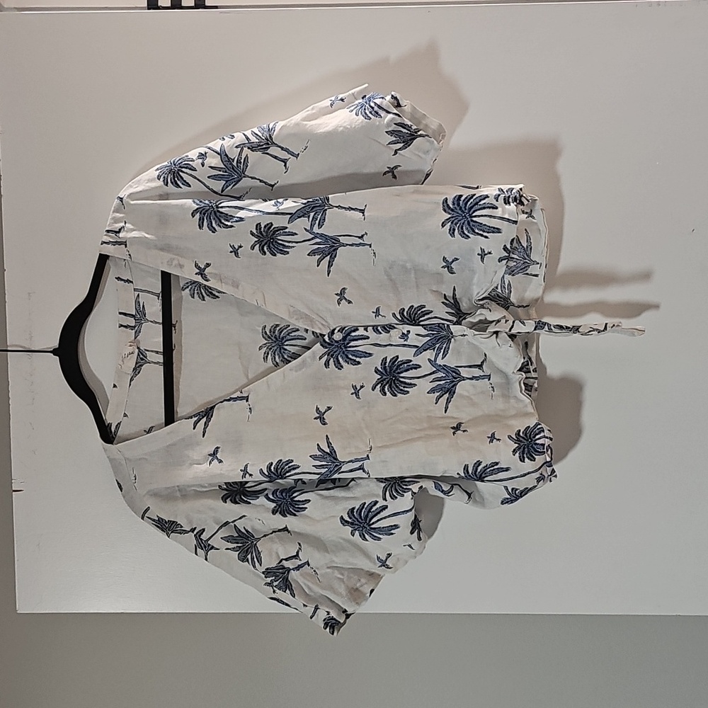 H&M White and Blue Patterned Top